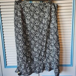 Jones Wear Black & White Floral Skirt